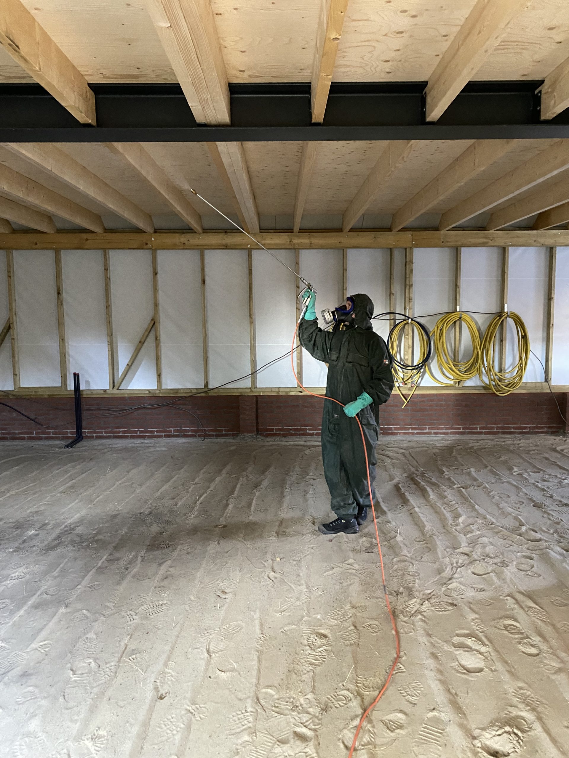 Specialist behandelt balken tegen houtworm